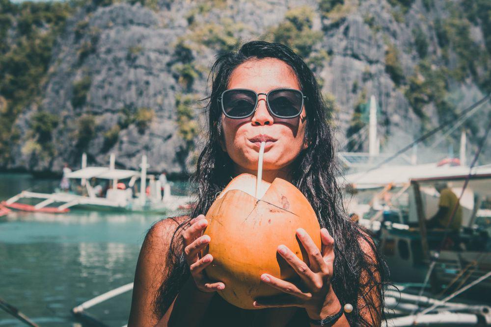 5 Bahaya Minum dengan Sedotan bagi Tubuh, Jangan Dibiasakan