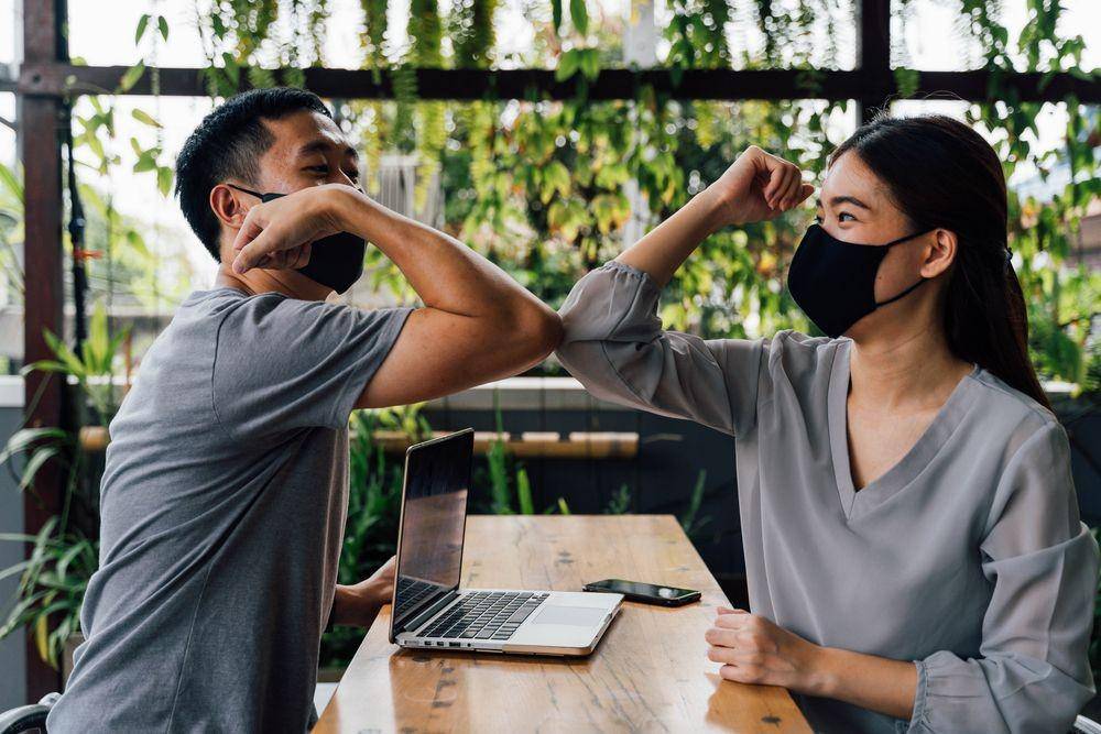 Cara bersalaman saat new normal (Shutterstock/Twinsterphoto)