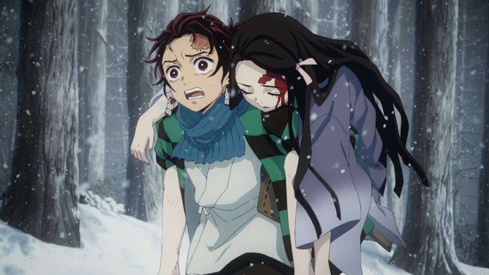 Cuplikan adegan Tanjiro menggendong Nezuko sambil mencari pertolongan. (dok. Crunchyroll/Demon Slayer: Kimetsu no Yaiba)
