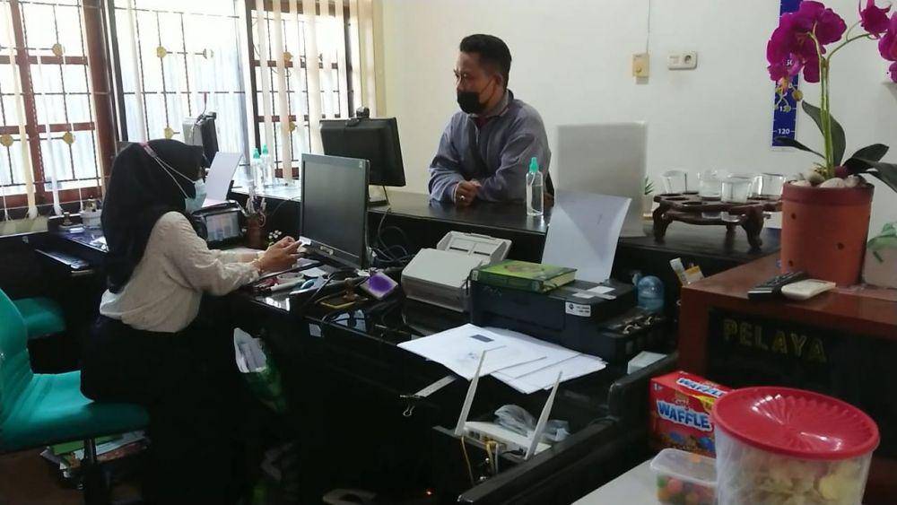 Petugas melayani pendaftaran haji di Kemenag Tulungagung. IDN Times/ Bramanta Pamungkas