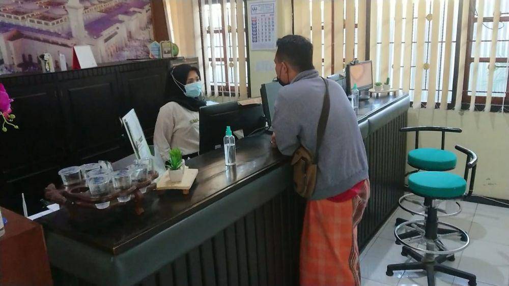 Petugas melayanipendaftaran haji di Kemenag Tulungagung. IDN Times/ Bramanta Pamungkas