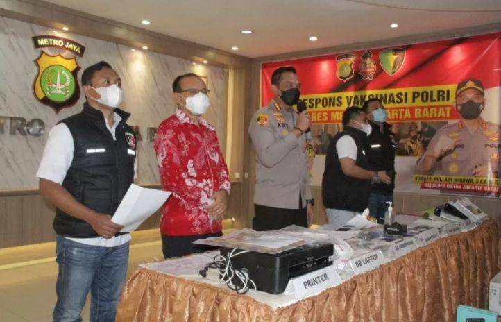 Kapolres Metro Jakarta Barat Kombes Pol Ady Wibowo dalam rilis kasus investasi bodong Lucky Star, Jakarta, Selasa (8/6/2021). (HO-Polres Jakarta Barat)