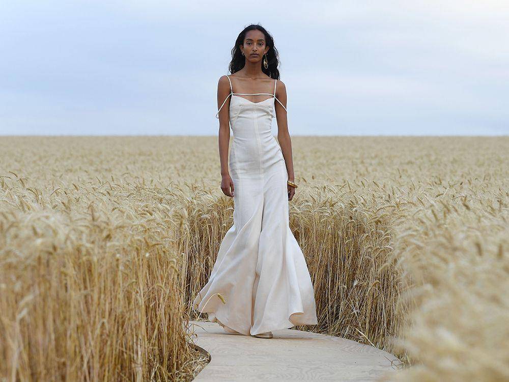 Gaun dari rumah mode Jacquemus (wiseboutique.com)