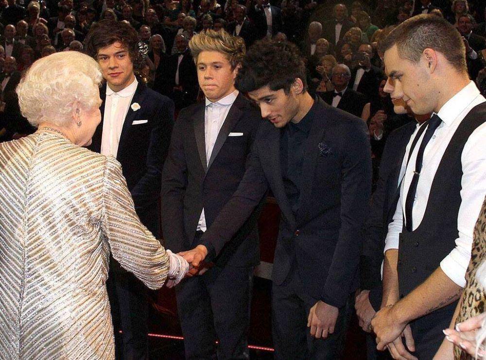 One Direction bertemu Ratu Elizabeth II (dok. eonline.com)