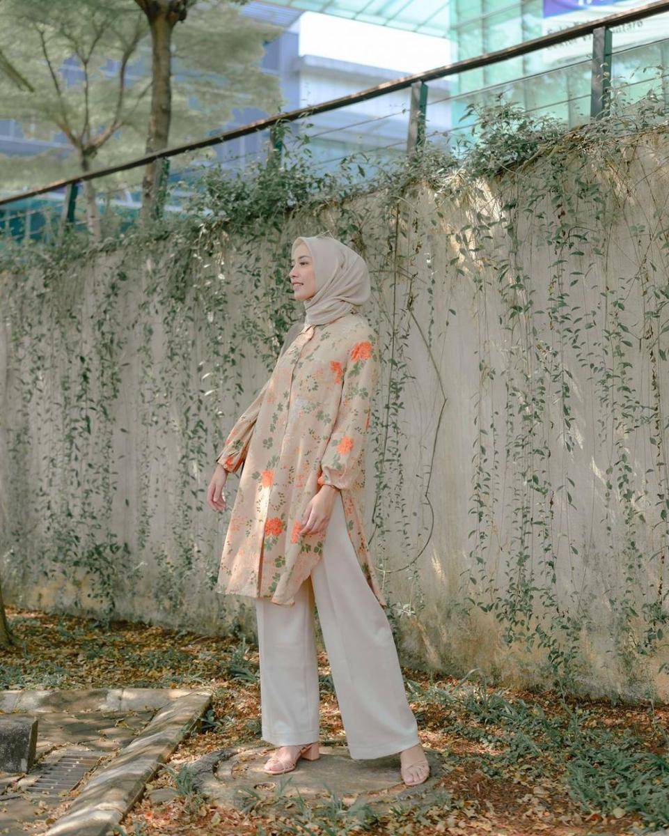 Padu padan wide leg pants ala Mega Iskanti (instagram.com/megaiskanti)