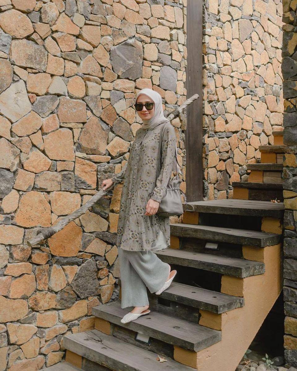 Padu padan wide leg pants ala Mega Iskanti (instagram.com/megaiskanti)