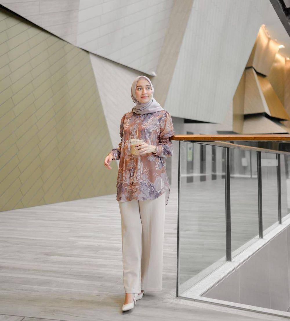 Padu padan wide leg pants ala Mega Iskanti (instagram.com/megaiskanti)