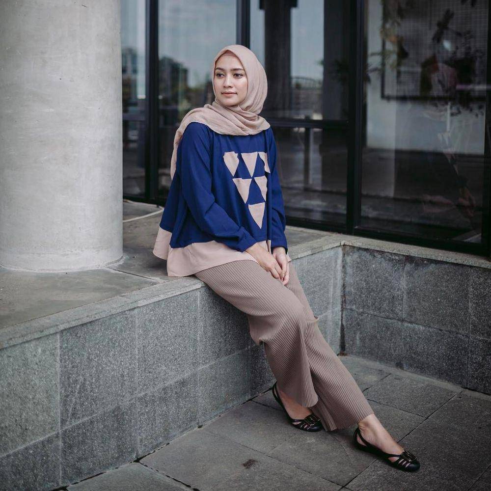 Padu padan wide leg pants ala Mega Iskanti (instagram.com/megaiskanti)