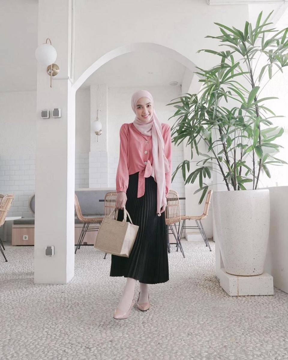 OOTD dengan rok ala Hamidah Rahmayanti (instagram.com/hamidahrachmayanti)
