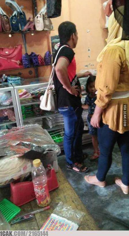 emak-emak belanja di pasar lucu (1cak.com)