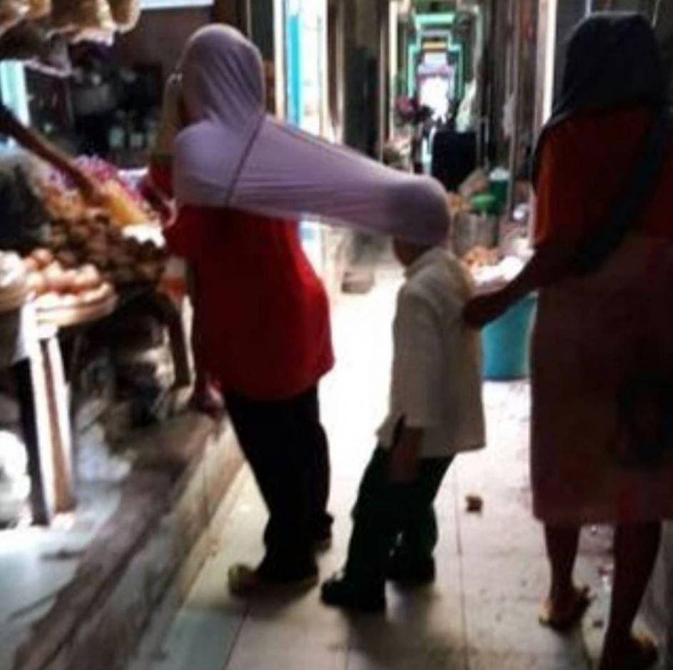 emak-emak belanja di pasar lucu (instagram.com/hiburankonyol)