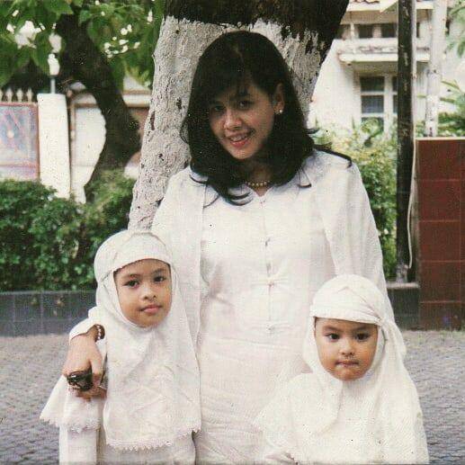 Potret masa kecil Maudy Ayunda dan mama (instagram.com/muren.s)