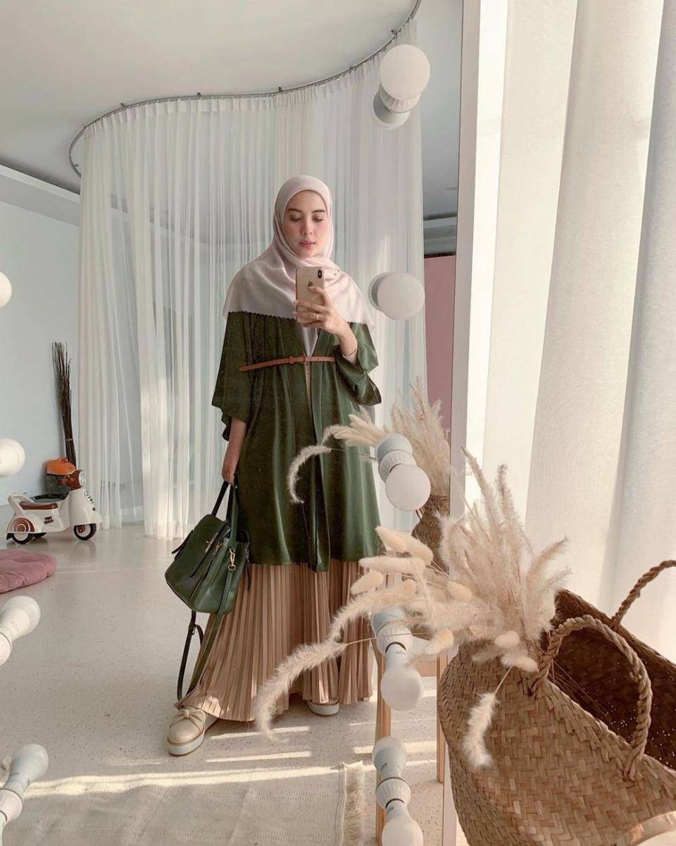 OOTD dengan rok ala Hamidah Rahmayanti (instagram.com/hamidahrachmayanti)