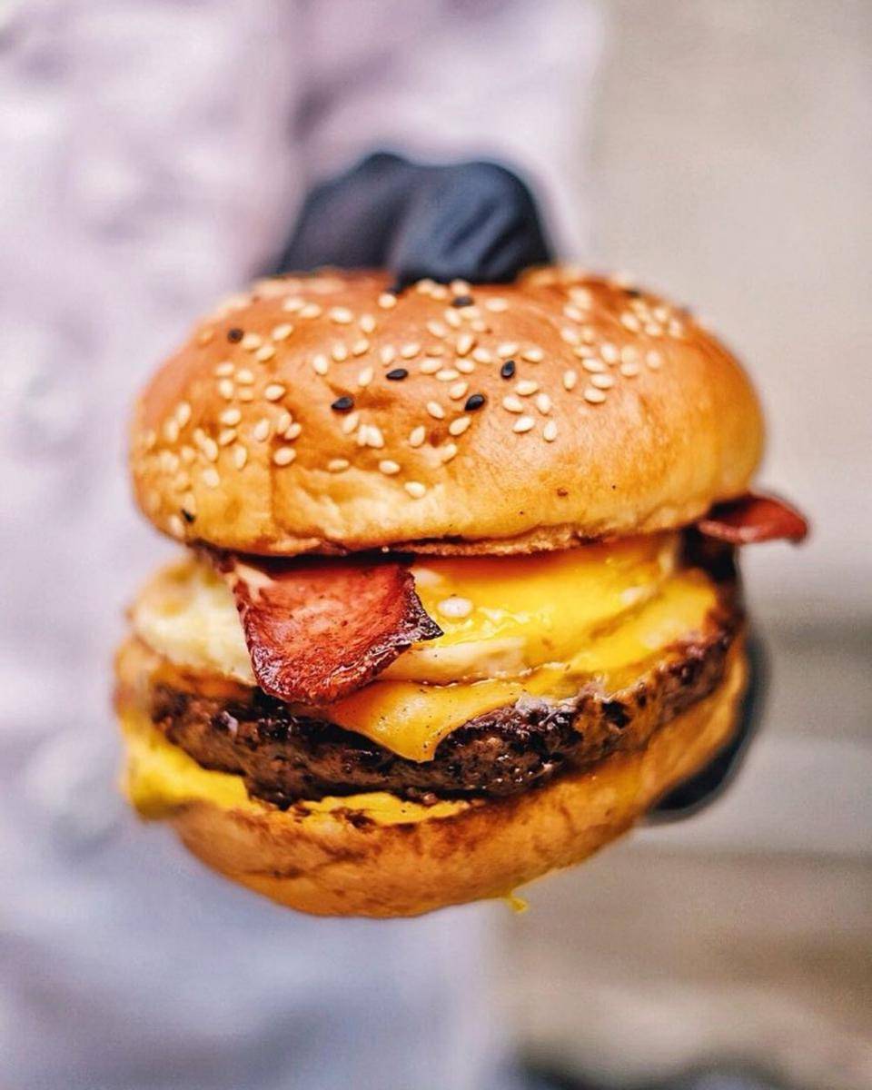 Ilustrasi burger di Dope Burger & Co. (instagram.com/dopeburgerco)