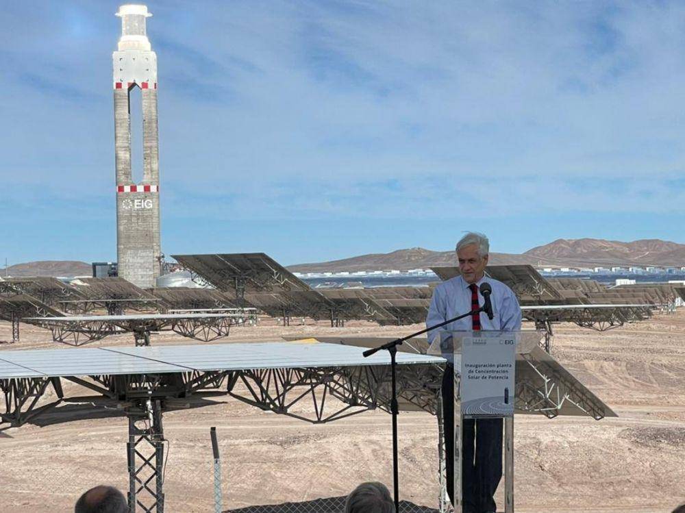 Presiden Chile, Sebastian Pinera saat meresmikan termosolar di Gurun Atacama. (twitter.com/presidencia_cl)