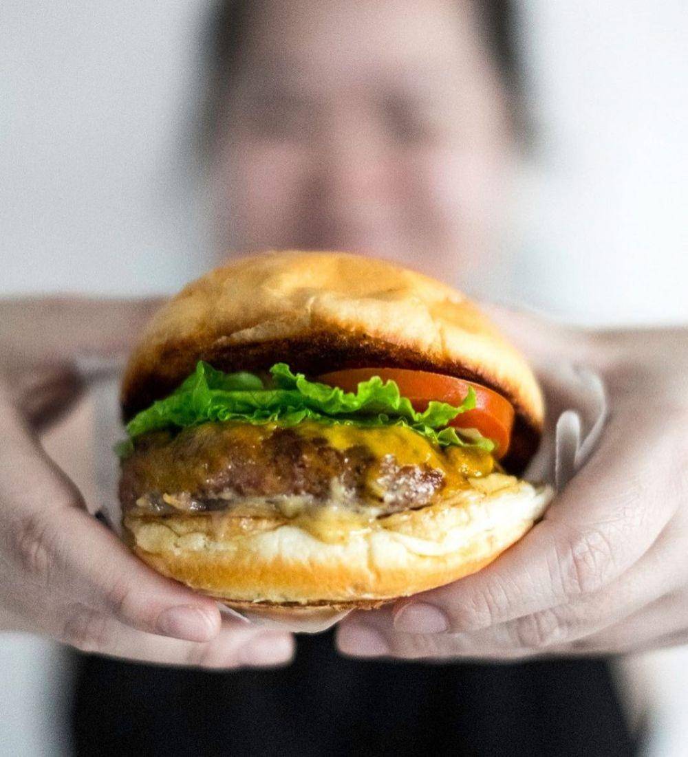 Ilustrasi burger di Belly Bandit (instagram.com/eatbellybandit)