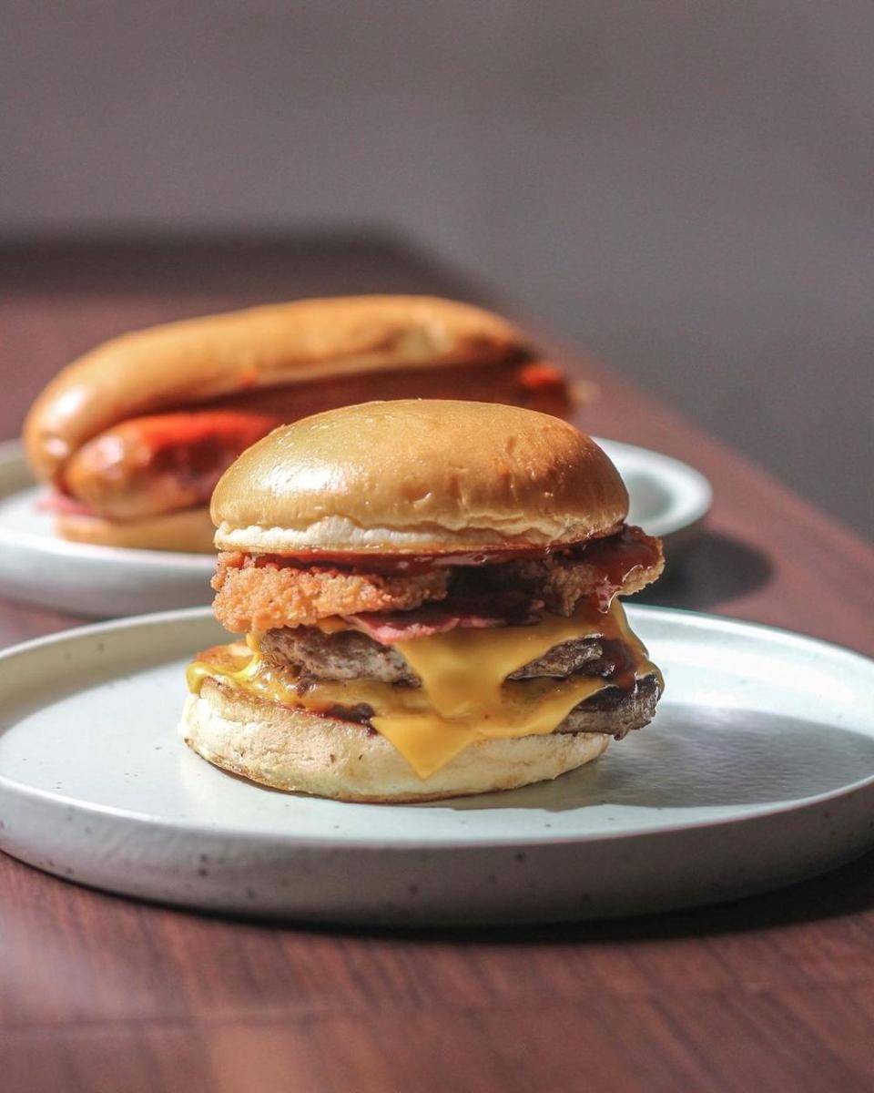 Ilustrasi burger di Five Monkeys Burger (instagram.com/fivemonkeysburger)
