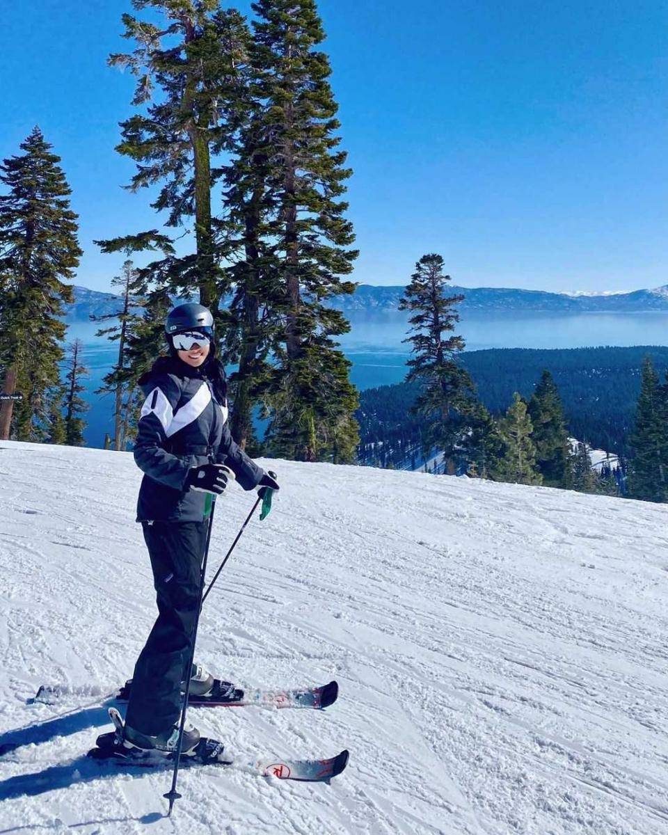Maudy Ayunda bermain ski. (instagram.com/maudyayunda)