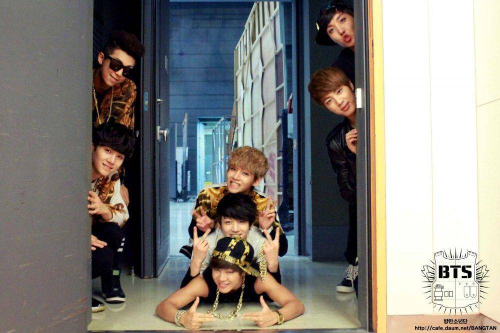 BTS (twitter.com/bts_bighit)