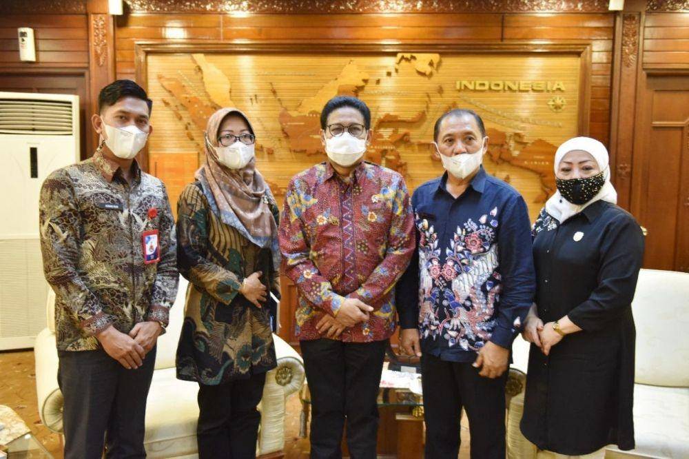 Mendes PDTT Abdul Halim Iskandar menerima kunjungan Wakil Bupati Merauke H Riduwan dan Wakil Ketua DPRD Al Mar'atus Solikah di ruang kerjanya, Kamis (10/6/2021). (Dok. Kementerian PDTT)