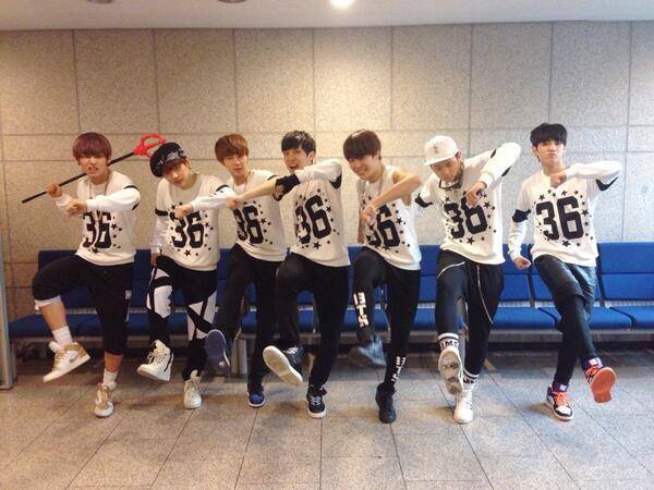 BTS (twitter.com/bts_bighit)