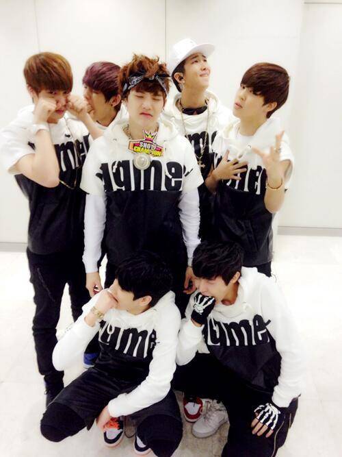 BTS (twitter.com/bts_bighit)