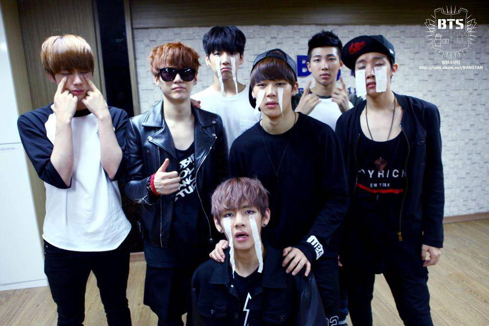 BTS (twitter.com/bts_bighit)