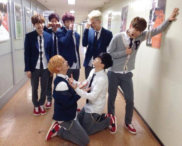 BTS (twitter.com/bts_bighit)