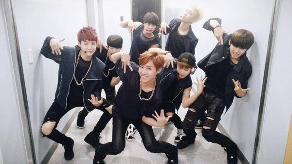 BTS (twitter.com/bts_bighit)