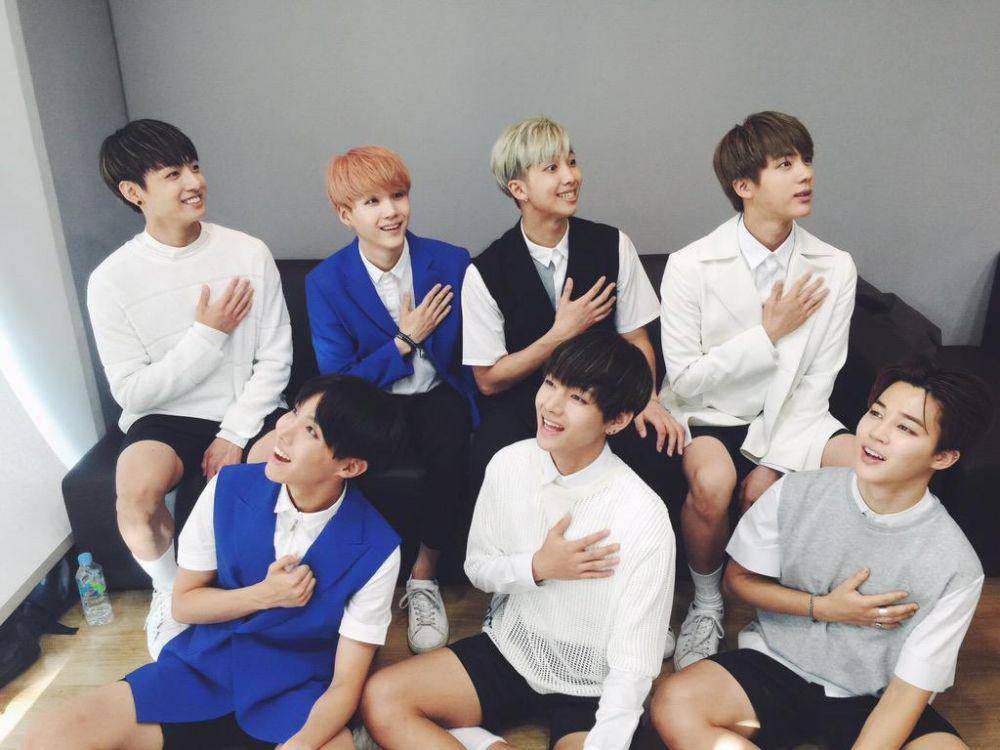 BTS (twitter.com/bts_bighit)