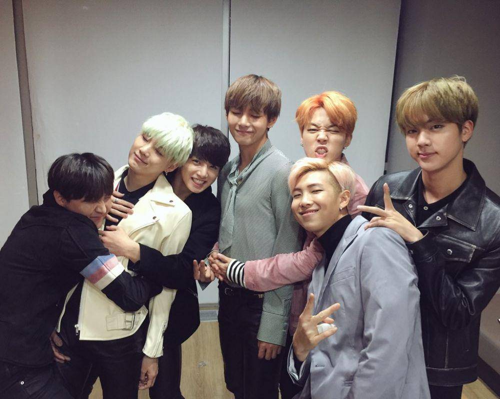 BTS (twitter.com/bts_bighit)