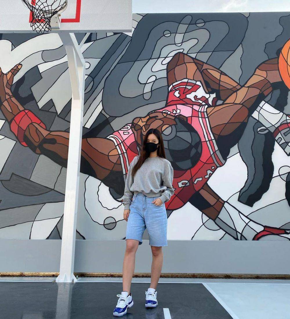ootd sneakers Hyeri (instagram.com/hyeri_0609)