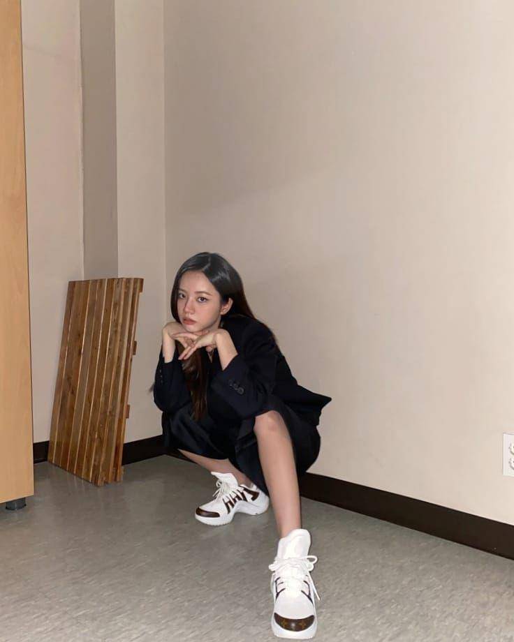 ootd sneakers Hyeri (instagram.com/hyeri_0609)