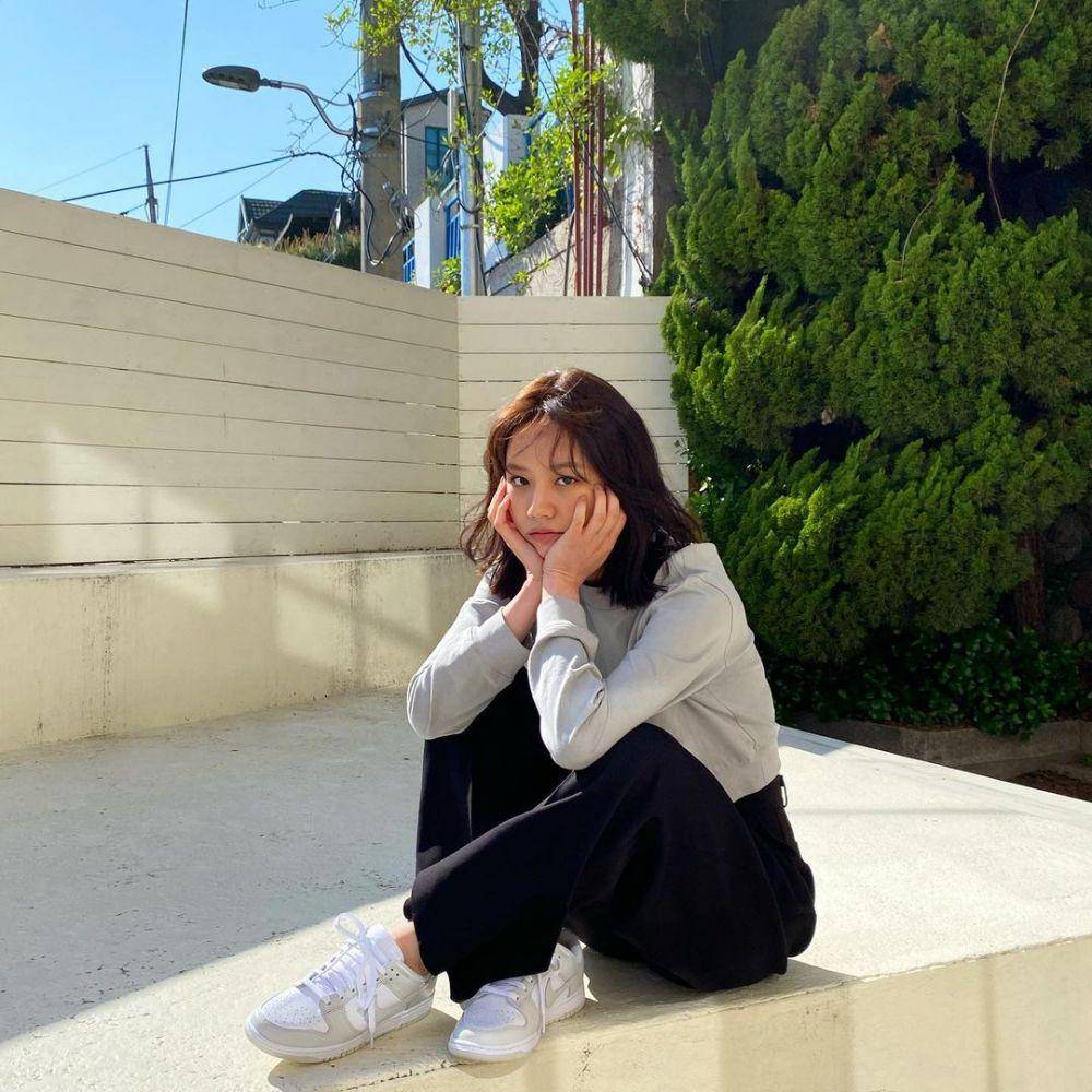 ootd sneakers Hyeri (instagram.com/hyeri_0609)