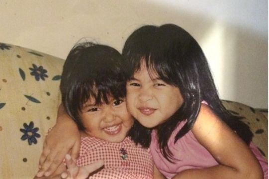 Kompak, 9 Potret Masa Kecil Maudy Ayunda dengan Sang Adik