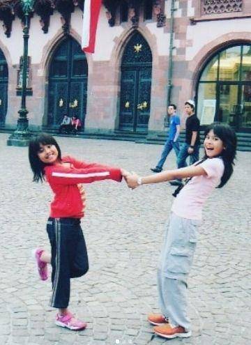 Potret masa kecil Maudy Ayunda dan adik (instagram.com/muren.s)