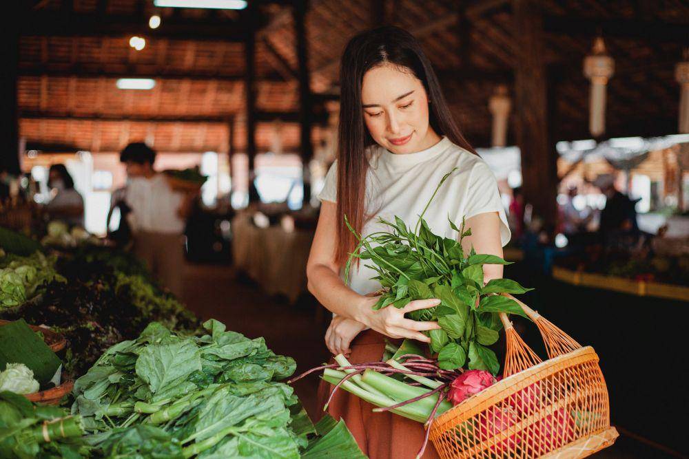 Seseorang berbelanja sayuran (pexels.com/@sam-lion)