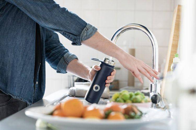 Seseorang menggunakan botol air minum (unsplash.com/@bluewaterglobe)