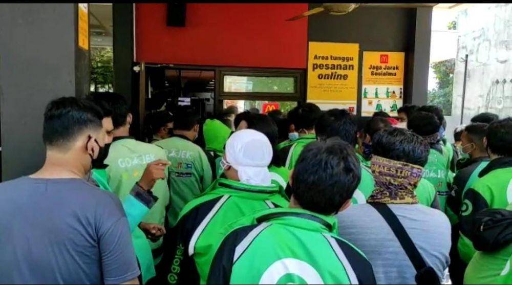 Kerumunan di McDonald's Balikpapan karena pesanan BTS Meal (Dok.IDN Times/Istimewa)