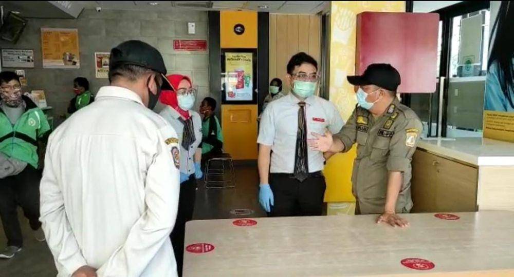 Satgas Penangulangan COVID-19 Kelurahan Damai Baru dan Kecamantan Balikpapan Selatan langsung mengamankan situasi kerumunan ojol di gerai McDonald's MT Haryono Balikpapan (Dok.IDN Times/Istimewa)