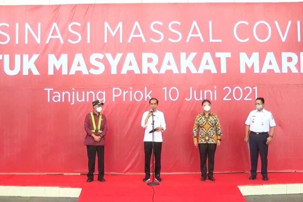 Presiden Jokowi tinjau vaksinasi massal bagi masyarakat maritim di Pelabuhan Pelindo II, Tanjung Priok (youtube.com/Sekretariat Presiden)