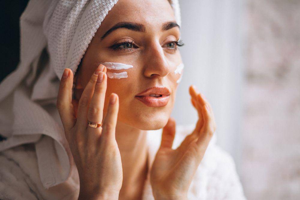 ilustrasi seorang wanita menggunakan skincare (freepik.com/senivpetro)