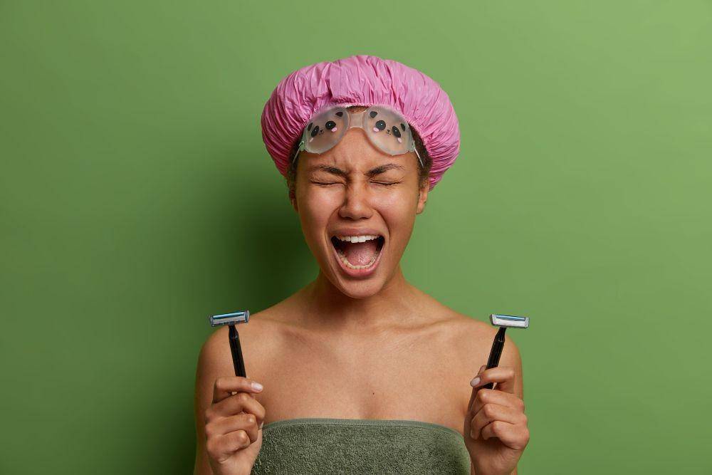 ilustrasi perempuan memegang razor (freepik.com/wayhomestudio)