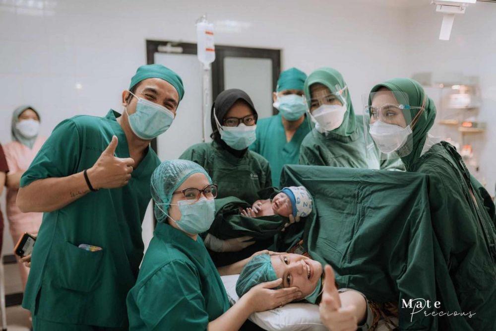 Resmi Jadi Orangtua, 10 Momen Haru Proses Persalinan Istri Ricky Komo