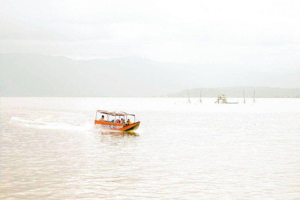 perahu di Danau Kerinci (instagram.com/aku.erha)
