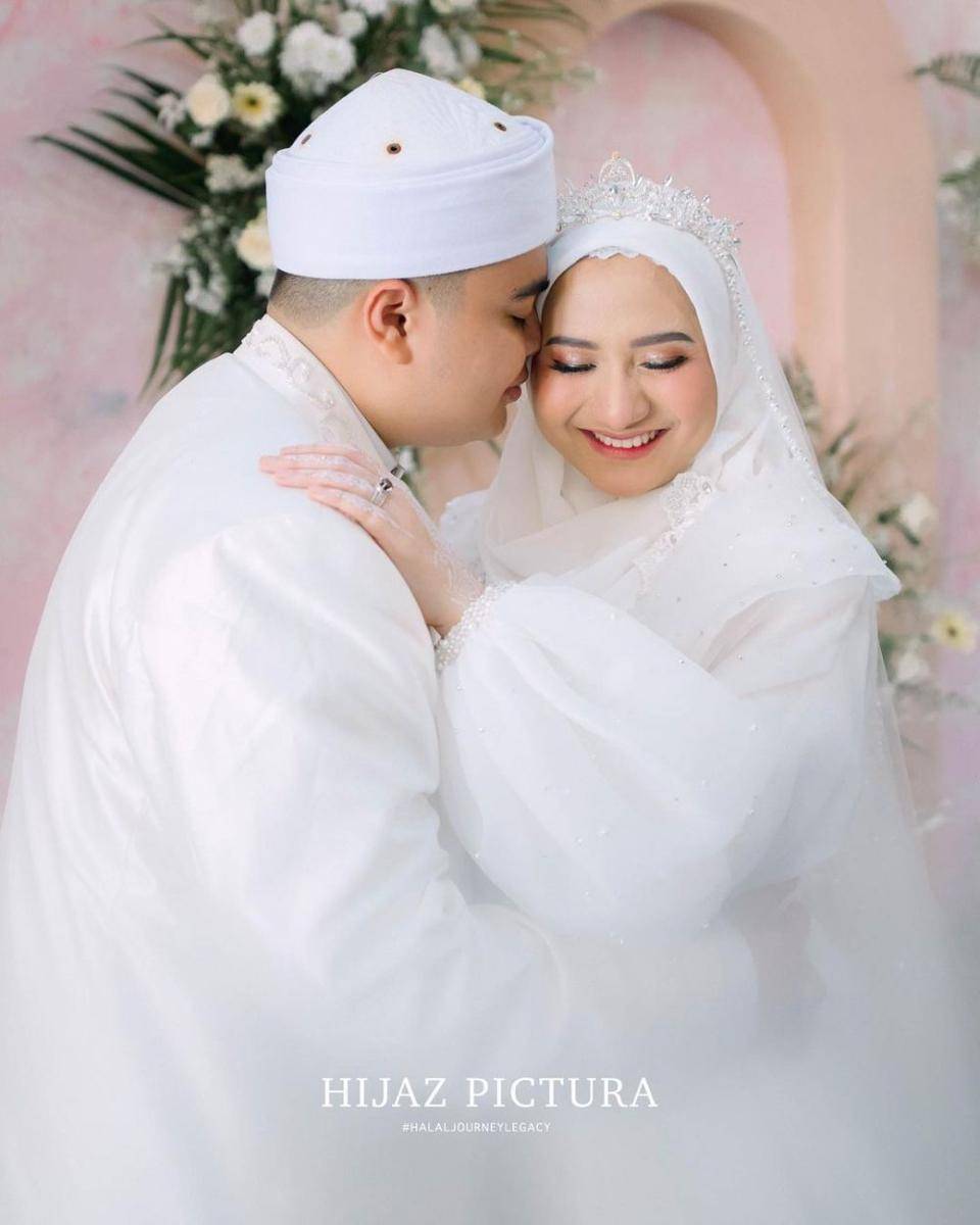 Kemesraan Ameer Azzikra dan sang istri (Instagram.com/ameer_azzikra)