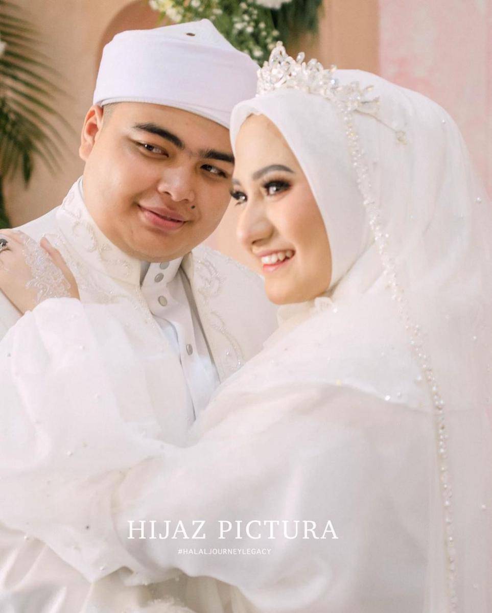 Kemesraan Ameer Azzikra dan sang istri (Instagram.com/ameer_azzikra)