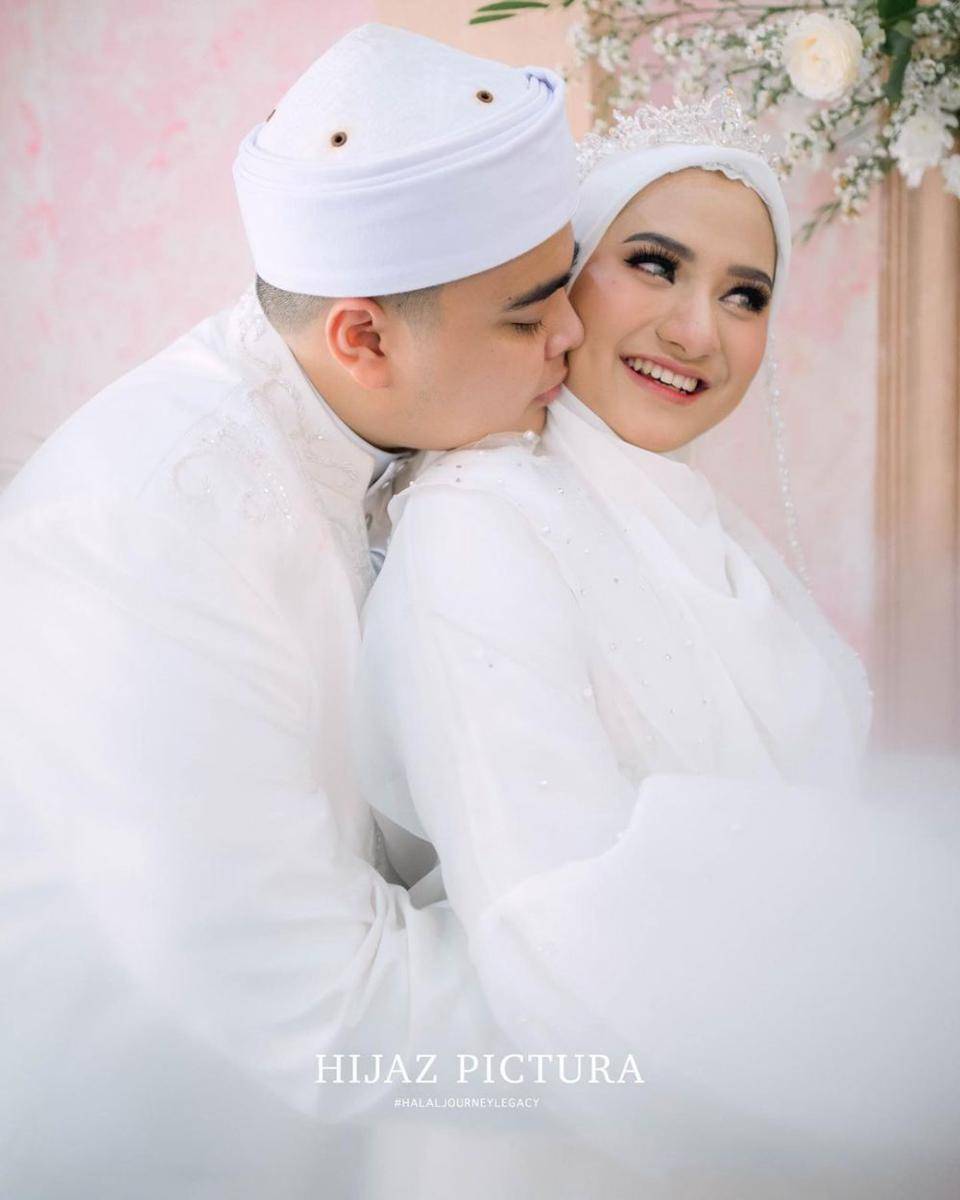 Kemesraan Ameer Azzikra dan sang istri (Instagram.com/ameer_azzikra)