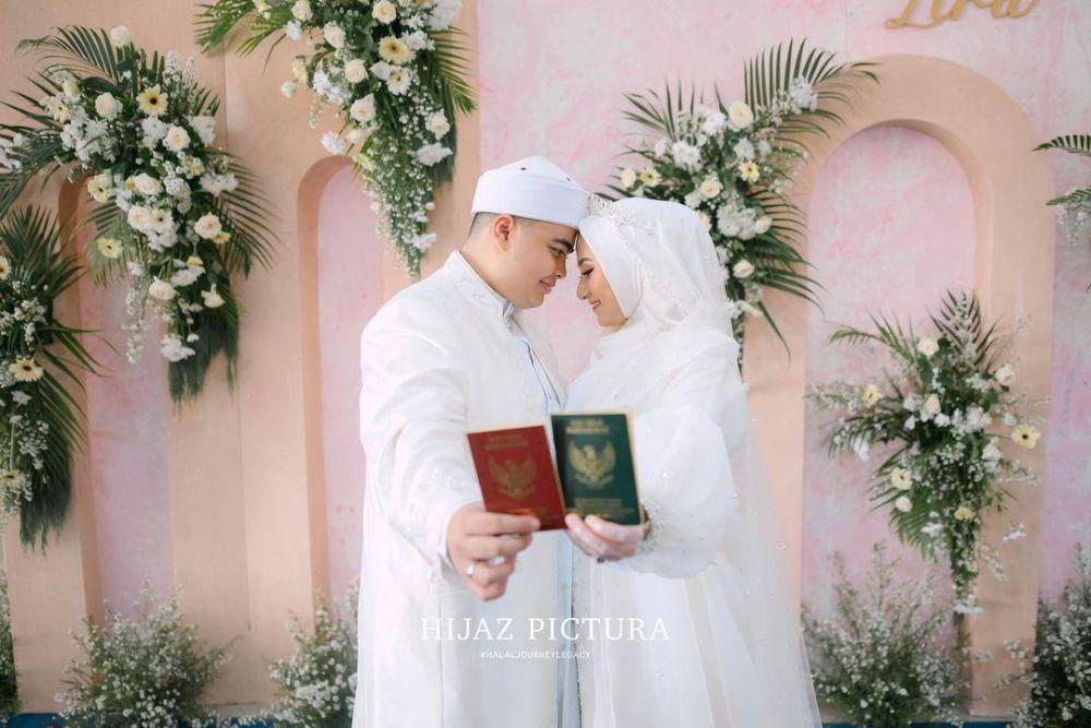 Kemesraan Ameer Azzikra dan sang istri (Instagram.com/ameer_azzikra)