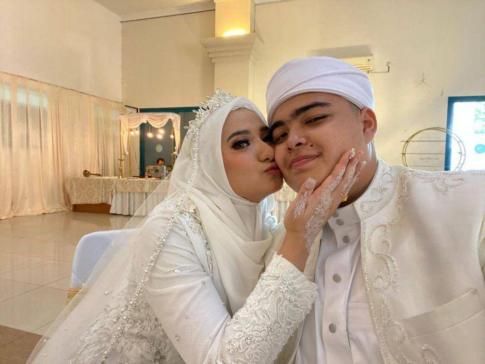 Kemesraan Ameer Azzikra dan sang istri (Instagram.com/ameer_azzikra)